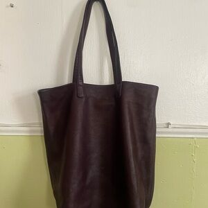 BAGGU burgundy Tote Bag. In perfect condition. Worn once. Can fit a ton of stuff